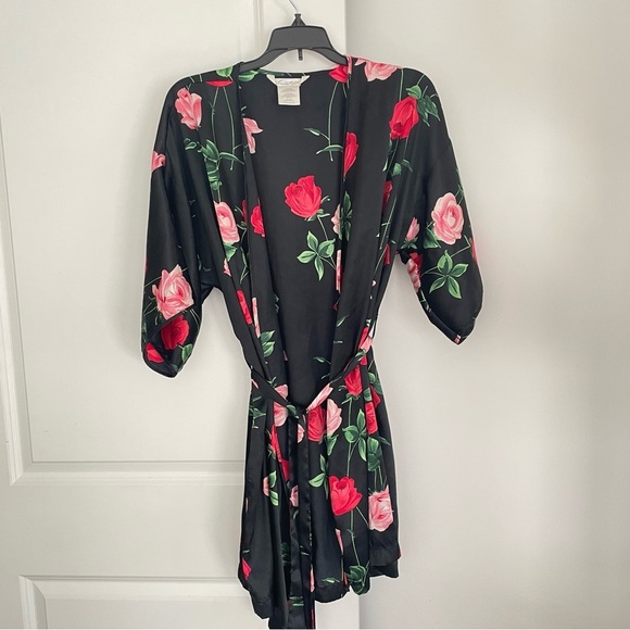Secret Treasures Black Silky Robe with Red and Pink Roses Size M - Picture 6 of 8